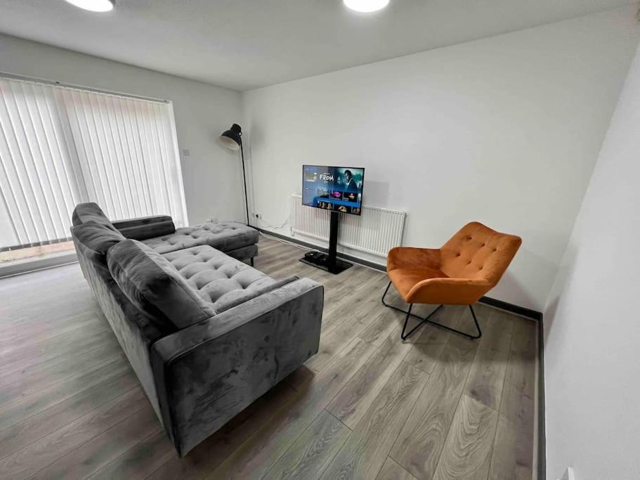 3 Bedroom House With Parking Манчестър Екстериор снимка