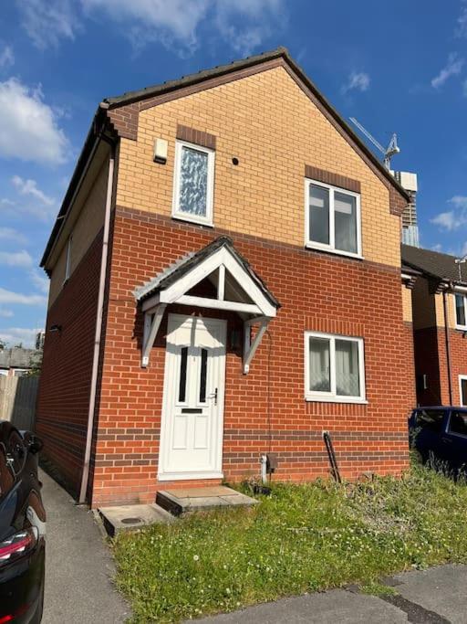 3 Bedroom House With Parking Манчестър Екстериор снимка