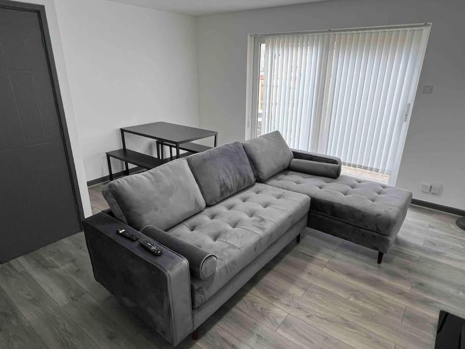 3 Bedroom House With Parking Манчестър Екстериор снимка